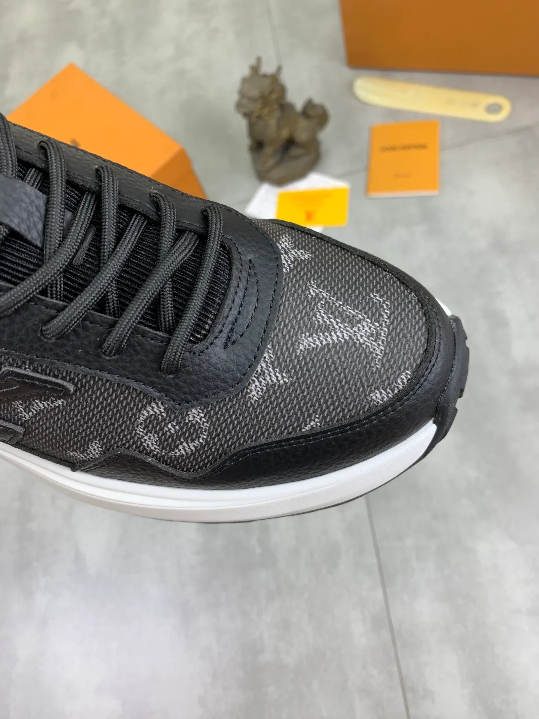 Men's shoes 💰P460 💰 [New model] 🆘 The latest model from LV official website 🎁 Casual and fashionable men's shoes 👟 Hot style 💥 Simple and elegant style, exclusive for trendy men. Unique latest brand elements from the official website 👑 Original decoration, fashionable and generous, the fabric is made of original calfskin ➕ Comfortable and breathable mesh lining ➕ Pigskin lining ✅The official website specifies wear-resistant casual outsole, the classic model is taken in real life🎬Color: 3️⃣colors available😍Number of codes: 38-44 (45 46 customized)